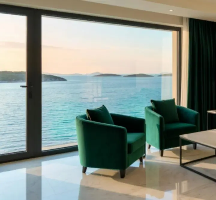 Elegantna VIP suite soba hotela Blackjack Hall s panoramskim pogledom na more.